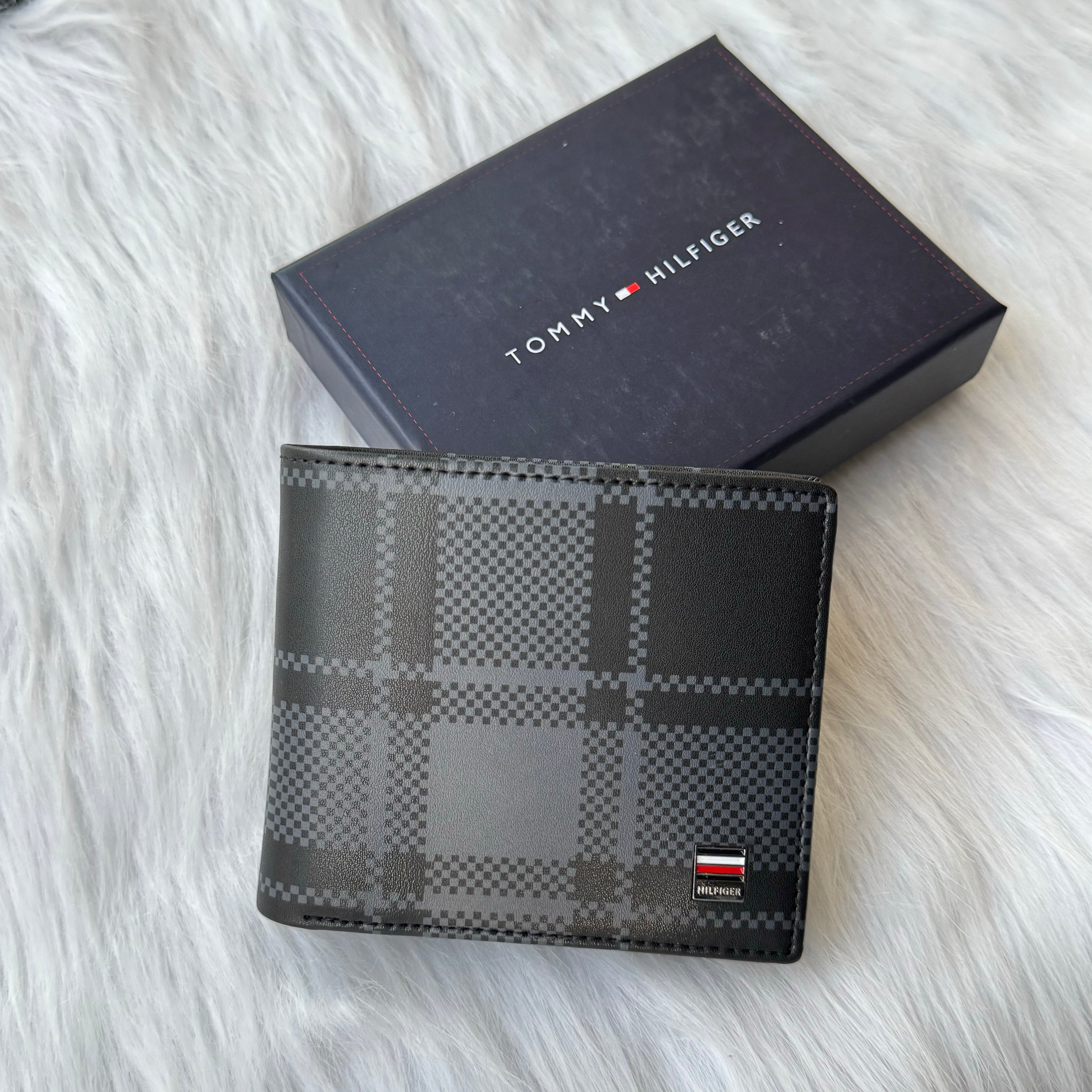 Tommy Hilfiger Men Checked Wallet |Black|
