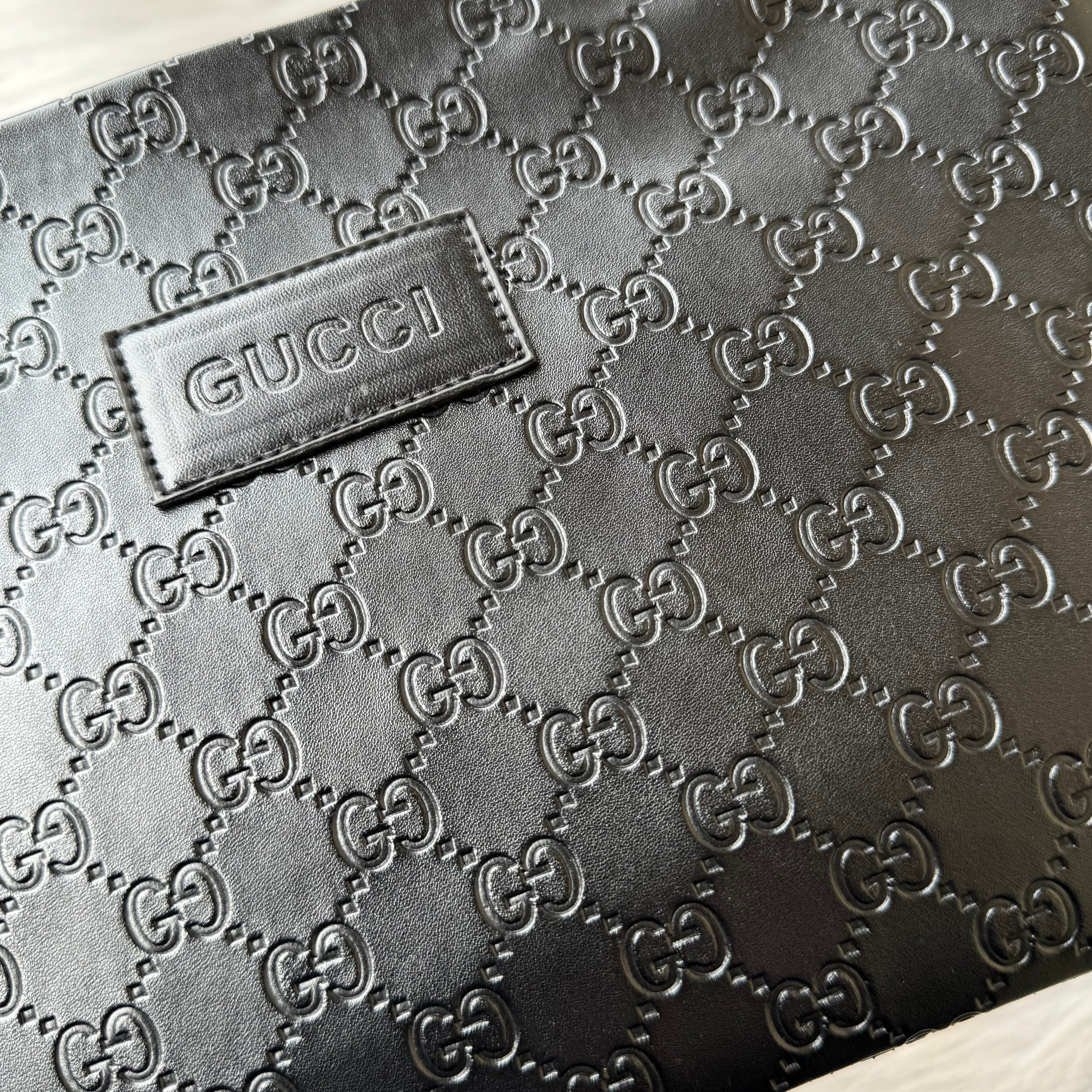 Gucci Pochette Embossed Logo |Black|