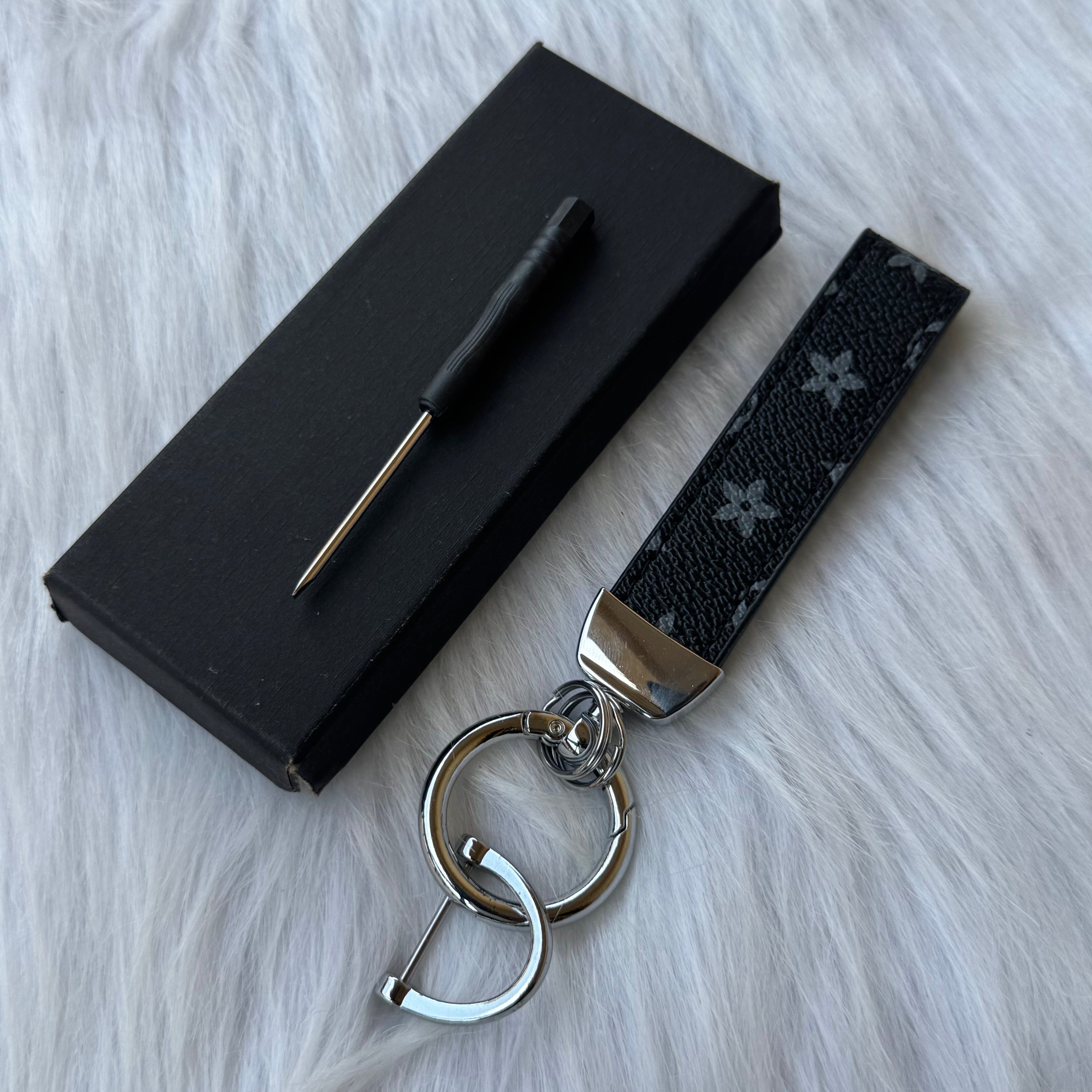 Louis Vuitton Key Medal |Black|