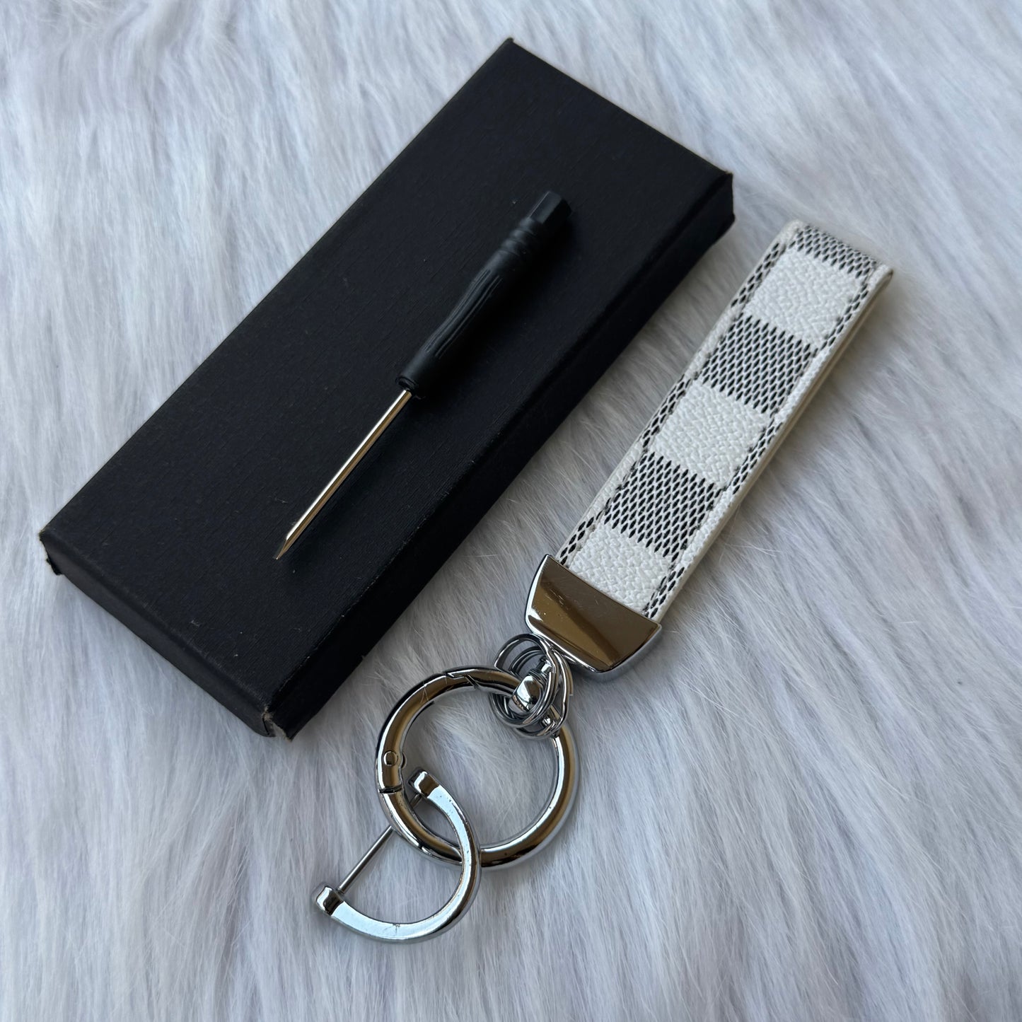 Louis Vuitton Key Medal |White|